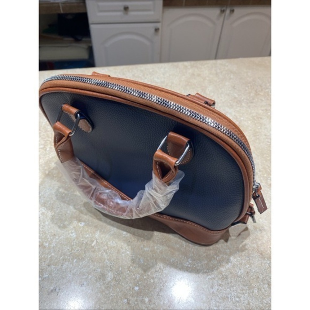 Cute Navy Blue Small purse. Zipper Close Faux Leather 582